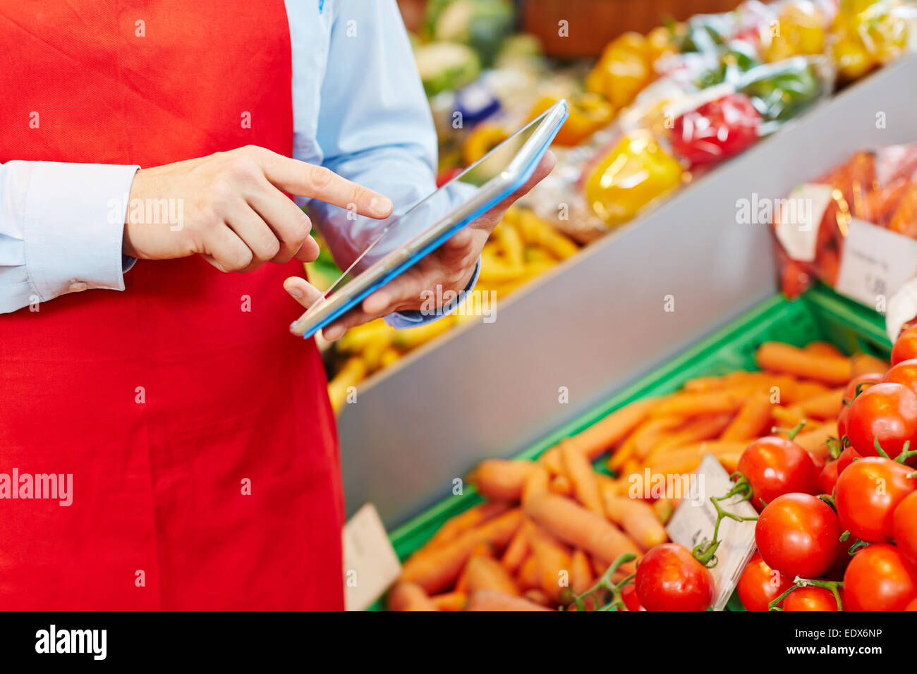 Store manager facendo la gestione del magazzino con il tablet pc in un supermercato Foto Stock