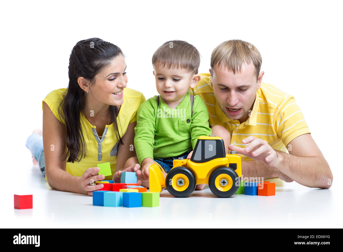 Il capretto con i suoi genitori riprodurre i blocchi di costruzione dei giocattoli Foto Stock
