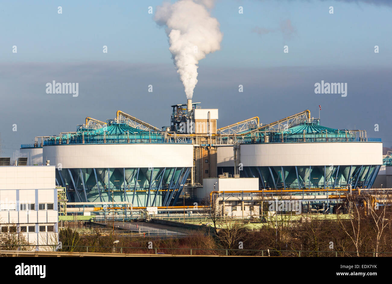 Currenta centro di smaltimento presso Bayer Leverkusen Chempark - Bürrig, impianto di depurazione per il trattamento delle acque reflue Foto Stock
