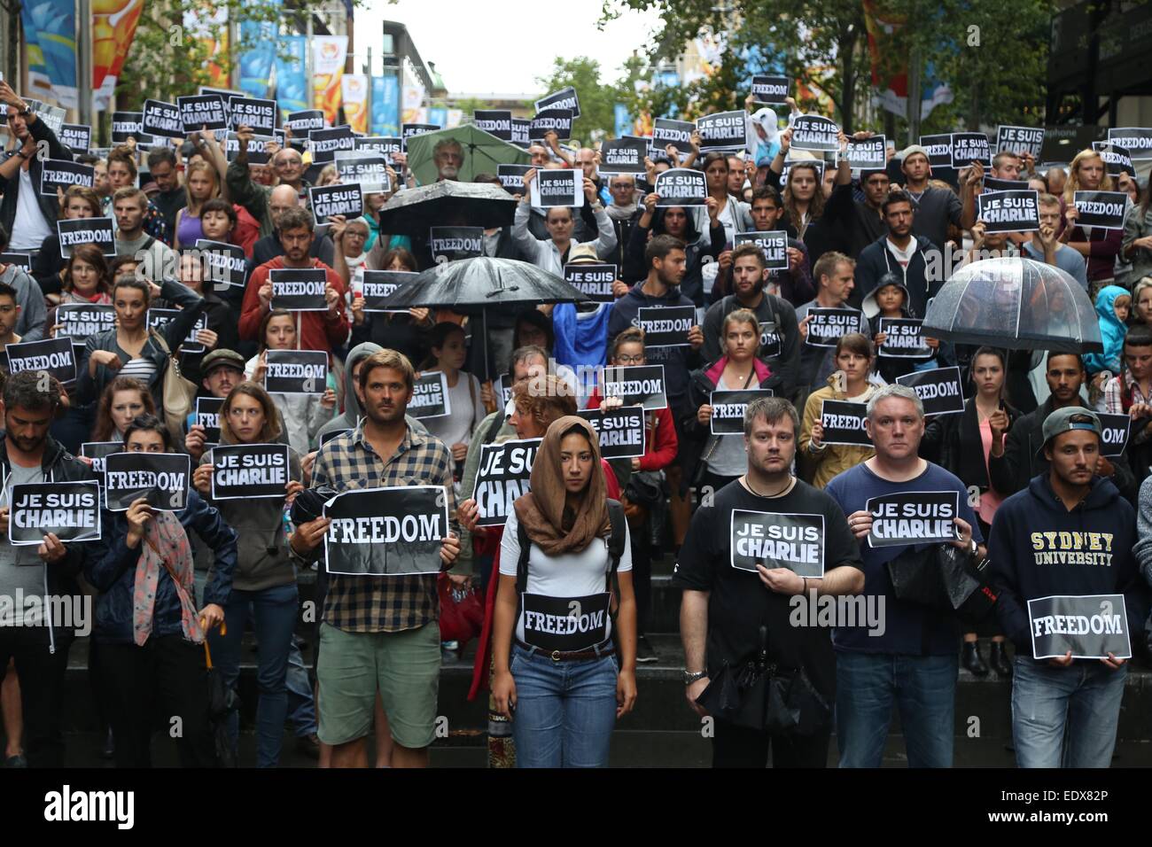 Sydney, Australia. 11 gennaio 2015. Il popolo francese a Sydney si sono riuniti a Martin Place per onorare le vittime del Charlie Hebdo attacco da parte di elementi di Al Qaeda. Essi detenute segni dicendo, "libertà" e "Je suis Charlie'. I nomi di coloro che erano morti sono stati letti e i messaggi sono stati scritti su una parete. Nella foto sono persone azienda segni allo start del Rally. Credito: credito Copyright: Richard Milnes/Alamy Live News Foto Stock