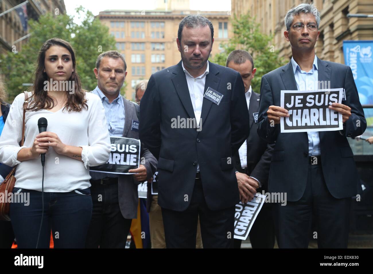 Sydney, Australia. 11 gennaio 2015. Il popolo francese a Sydney si sono riuniti a Martin Place per onorare le vittime del Charlie Hebdo attacco da parte di elementi di Al Qaeda. Essi detenute segni dicendo, "libertà" e "Je suis Charlie'. I nomi di coloro che erano morti sono stati letti e i messaggi sono stati scritti su una parete. Nella foto è una signora francese (in piedi accanto all'ambasciatore francese in Australia, Christophe Lecourtier) che la lettura dei nomi di coloro che sono stati uccisi in attacchi terroristici in Francia. Credito: credito Copyright: Richard Milnes/Alamy Live News Foto Stock