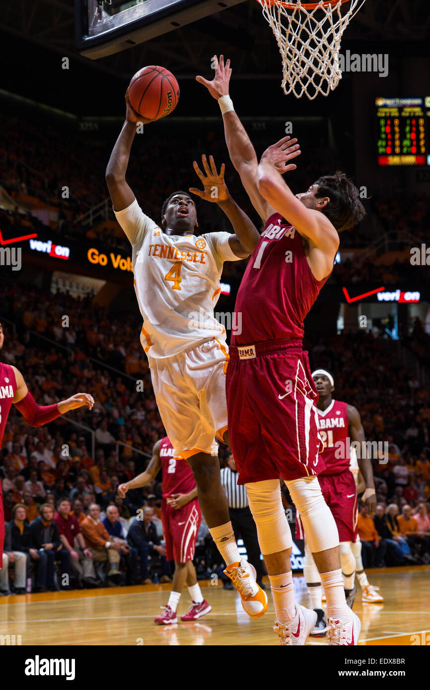 10 gennaio 2015: Armani Moore #4 del Tennessee volontari Spara la palla oltre Riley Norris #1 dell'Alabama Crimson Tide durante il NCAA pallacanestro tra la University of Tennessee volontari e la University of Alabama Crimson Tide a Thompson Boling Arena a Knoxville TN Foto Stock