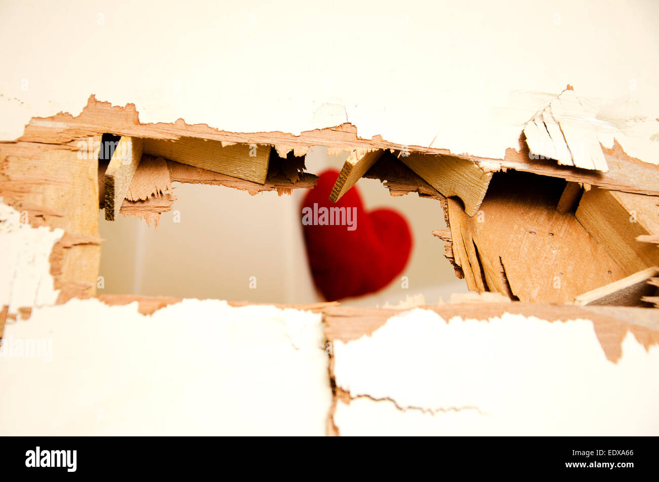 La rottura di una porta in una casa rotta Foto Stock