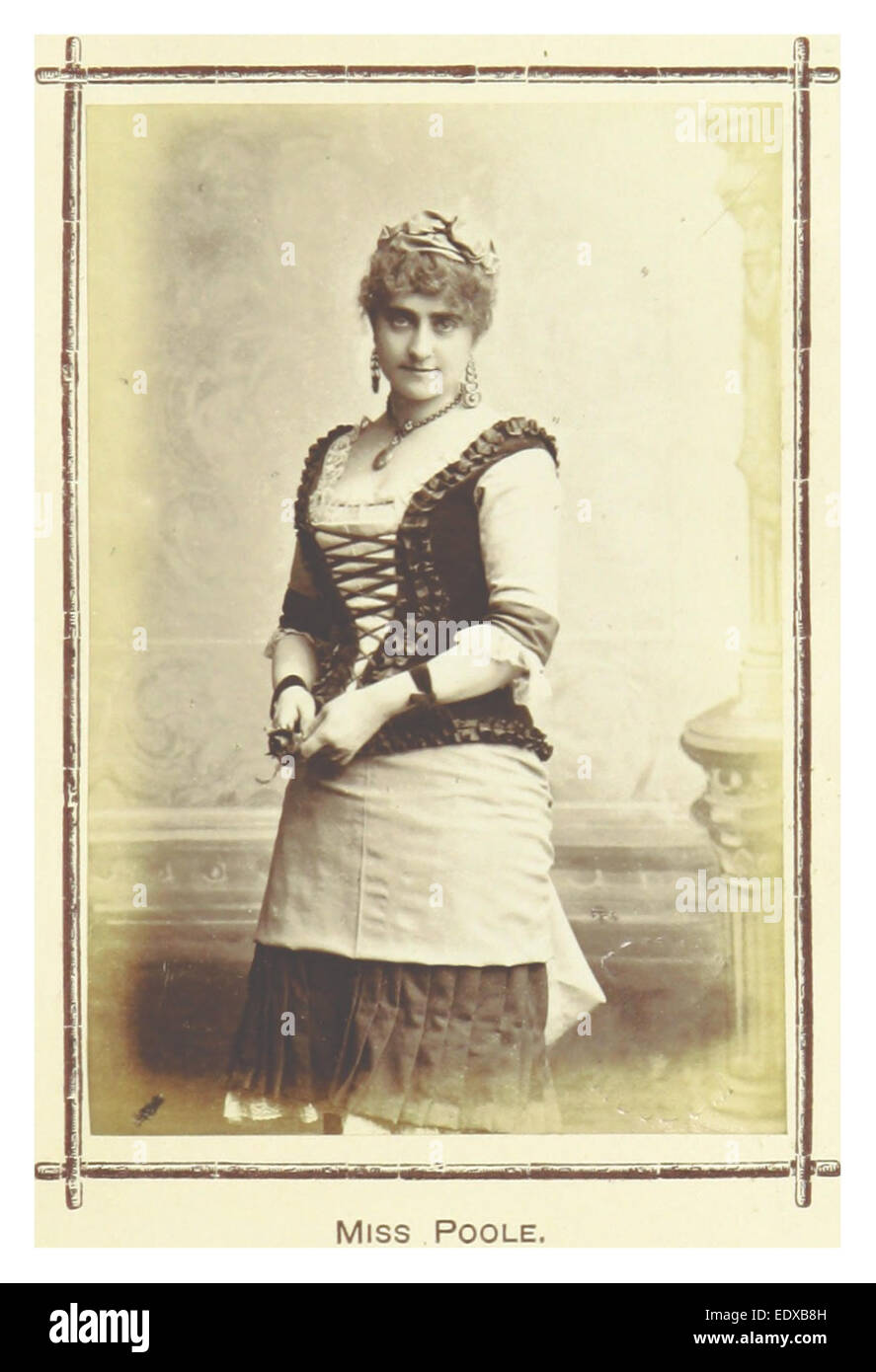 Questa illustrazione del 1880 a Londra illustrata raffigura la signorina Poole, che offre un ritratto dettagliato di una donna dell'Inghilterra vittoriana, che riflette la moda e la cultura sociale del periodo. Foto Stock