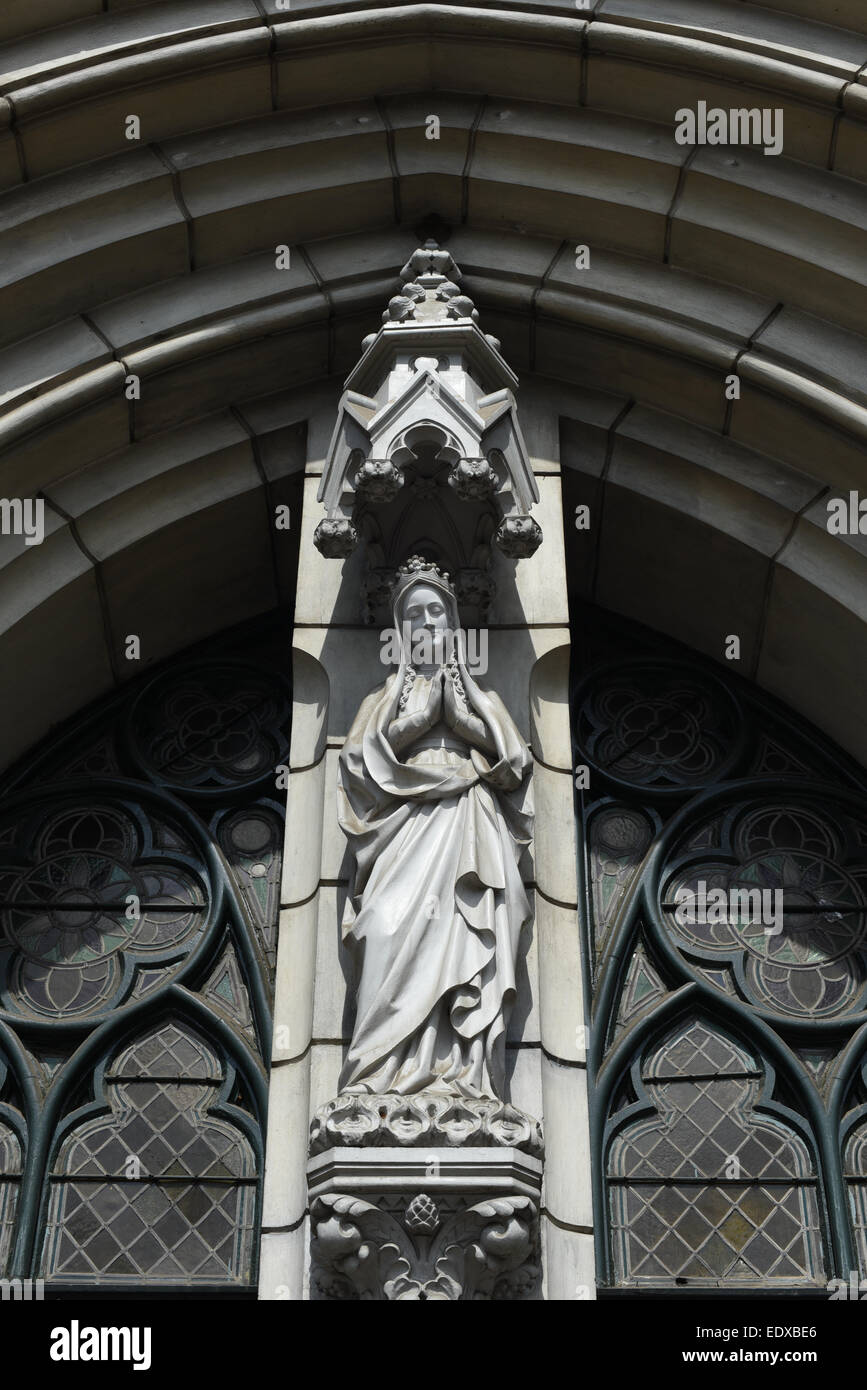 La statua di Nostra Signora Maria sopra il portale principale della Cattedrale di Jakarta. Foto Stock