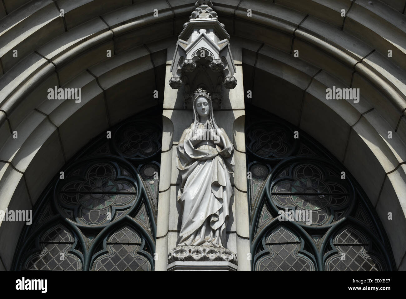 La statua di Nostra Signora Maria sopra il portale principale della Cattedrale di Jakarta. Foto Stock