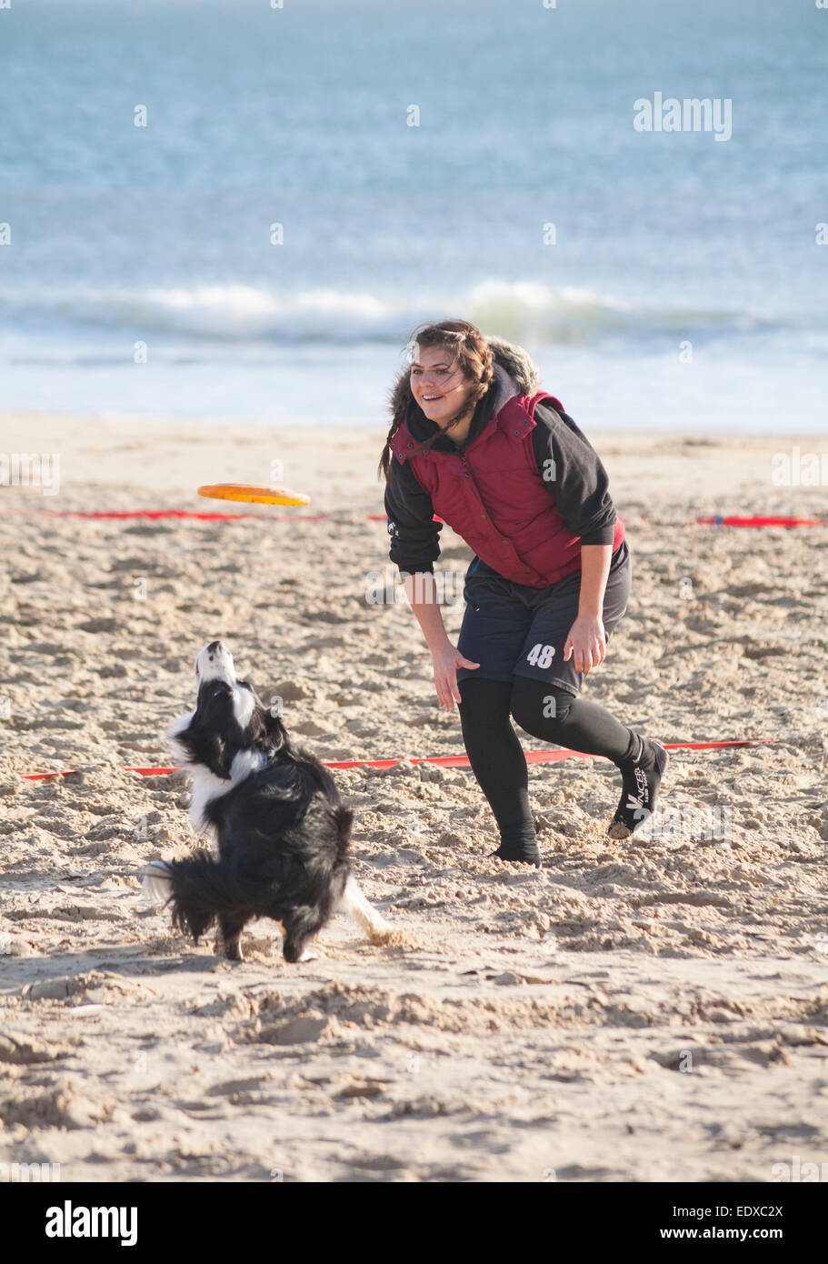 Banchi di sabbia spiaggia, Poole, Dorset, Regno Unito. 11 gennaio, 2015. Ultimate Frisbee Beach torneo si svolge su banchi di sabbia spiaggia con dieci squadre che prendono parte, compresi 4 GB di squadre come parte della loro formazione verso i Campionati del Mondo di Beach Ultimate. Credito: Carolyn Jenkins/Alamy Live News Foto Stock