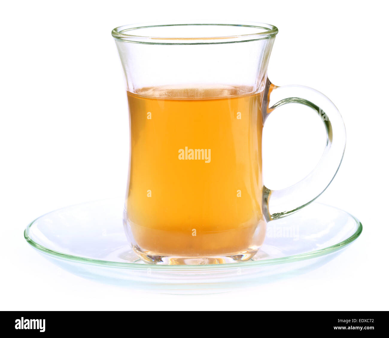 Liquore di tè in una coppa trasparente su sfondo bianco Foto Stock