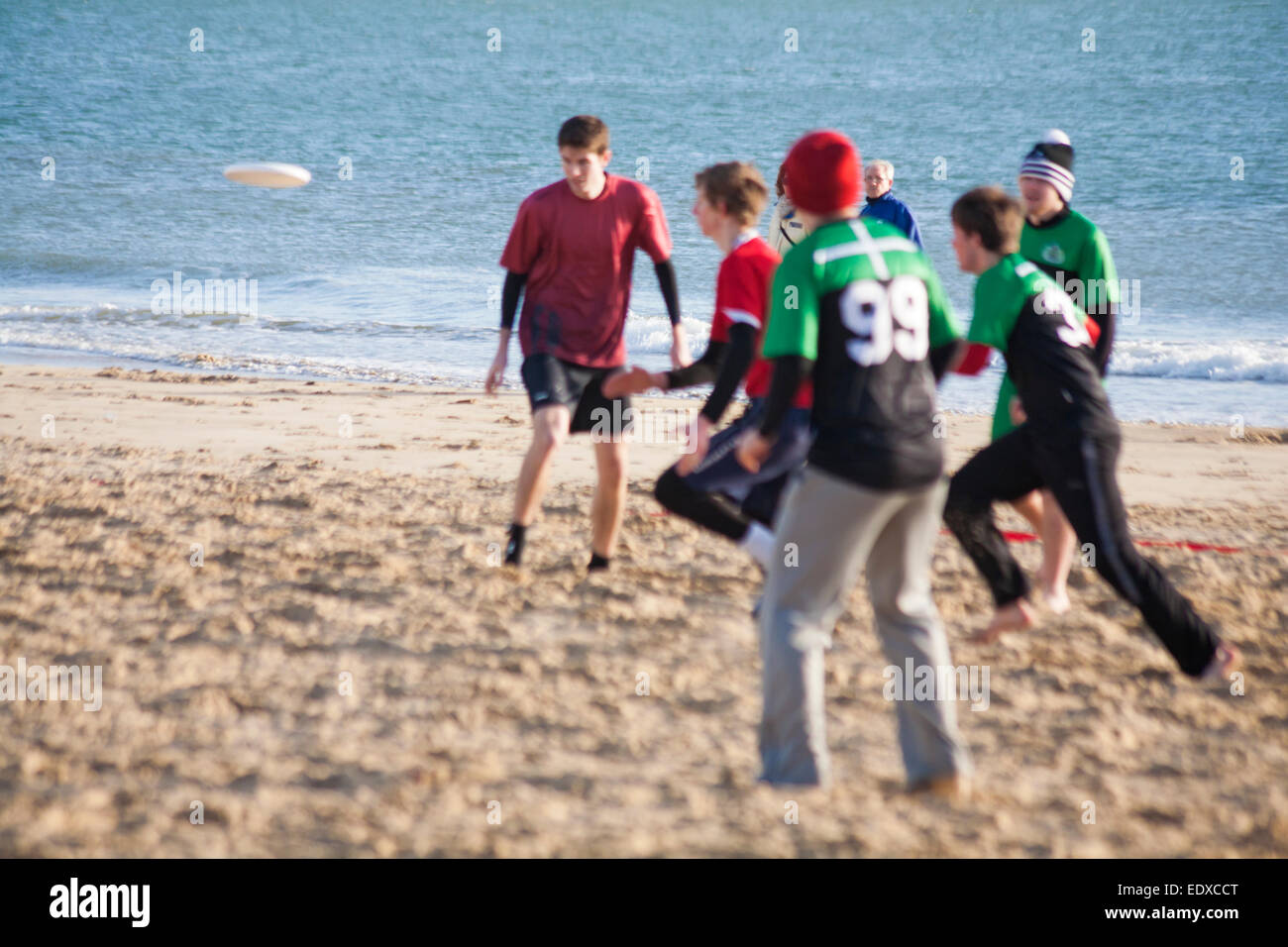 Banchi di sabbia spiaggia, Poole, Dorset, Regno Unito. 11 gennaio, 2015. Ultimate Frisbee Beach torneo si svolge su banchi di sabbia spiaggia con dieci squadre che prendono parte, compresi 4 GB di squadre come parte della loro formazione verso i Campionati del Mondo di Beach Ultimate. Credito: Carolyn Jenkins/Alamy Live News Foto Stock