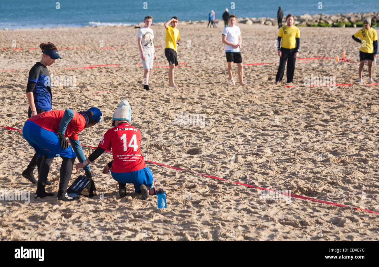 Banchi di sabbia spiaggia, Poole, Dorset, Regno Unito. 11 gennaio, 2015. Ultimate Frisbee Beach torneo si svolge su banchi di sabbia spiaggia con dieci squadre che prendono parte, compresi 4 GB di squadre come parte della loro formazione verso i Campionati del Mondo di Beach Ultimate. Credito: Carolyn Jenkins/Alamy Live News Foto Stock