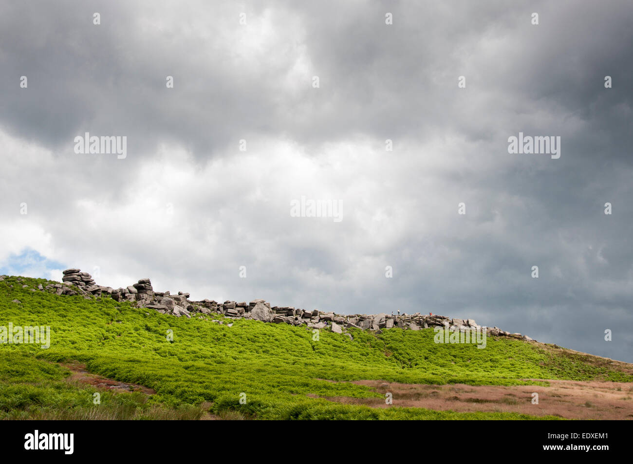 Gritstone bordo del Higger Tor in Peak District sotto un cielo moody. Foto Stock