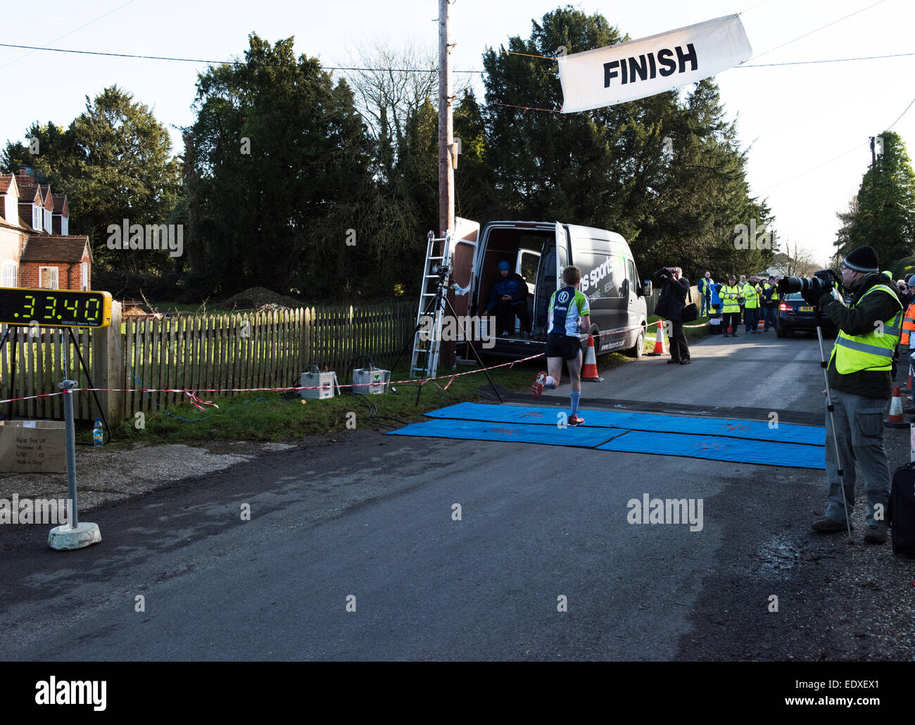 Woodcote, UK. 11 gennaio, 2015. Woodcote annuali di 10K la gara su strada la raccolta di fondi per "speranza per il domani". Il primo posto va a runner 335 con un tempo di 33 minuti e 40 secondi. Paolo Gareth Sands - Alamy Live News Foto Stock