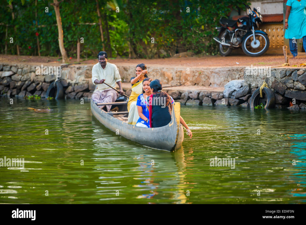 ALLEPPEY, India - 23 febbraio: un uomo non identificato e le donne sono flottanti in una barca tradizionale. India Kerala, Alleppey (Alappu Foto Stock