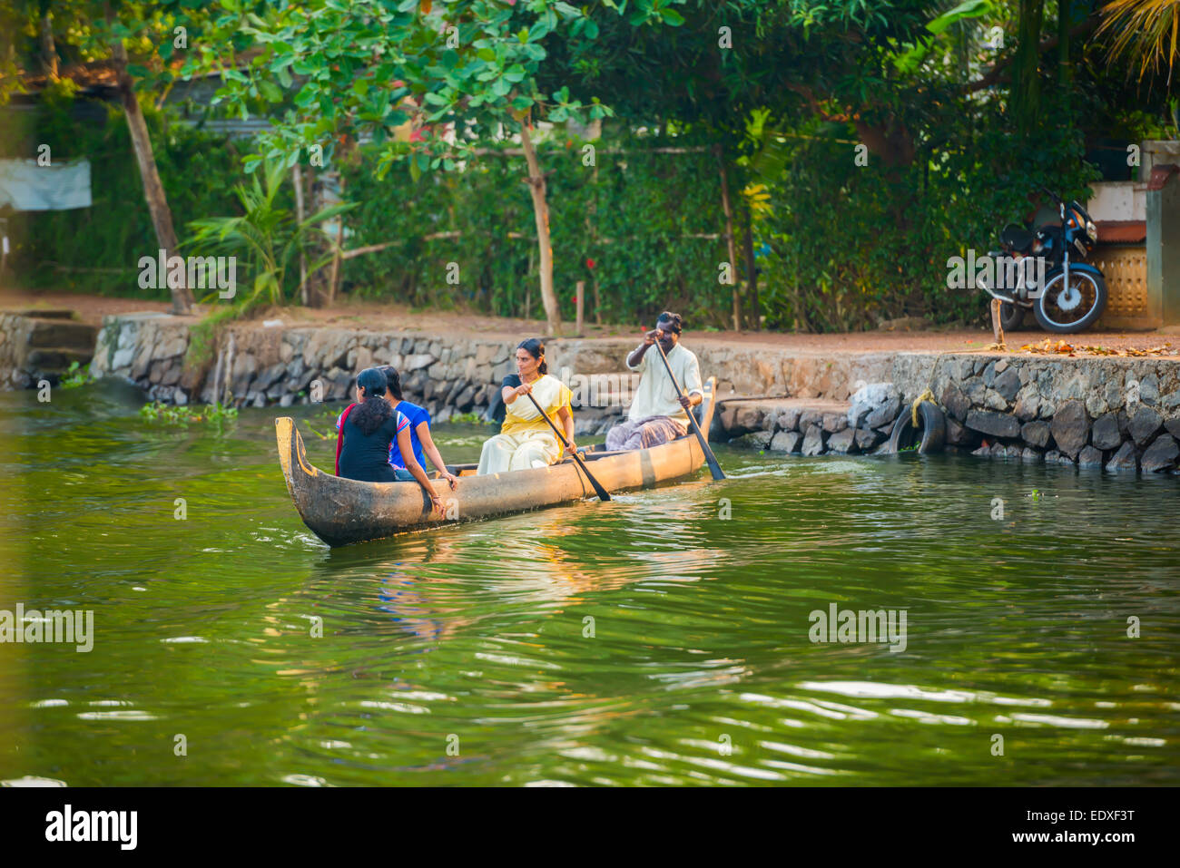 ALLEPPEY, India - 23 febbraio: non identificato di un uomo e di una donna in una tradizionale barca a vela sono dalla costa. India Kerala, al Foto Stock