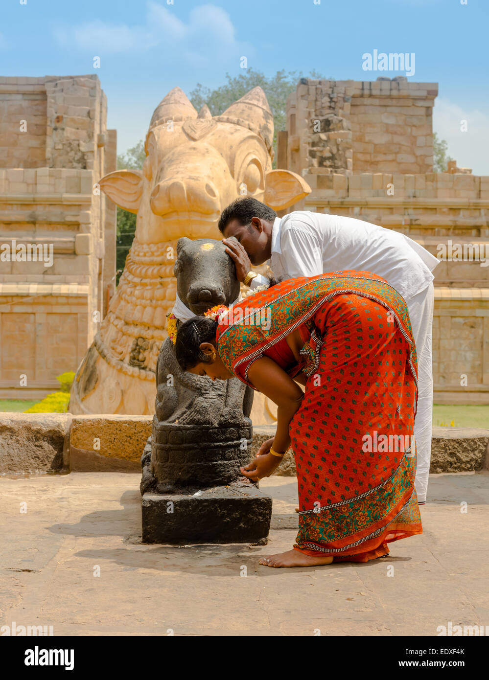 THANJAVUR, India - 13 febbraio: Indiano l uomo e la donna in costume nazionale commettere azioni rituali in Gangaikonda Cholapuram Temp Foto Stock