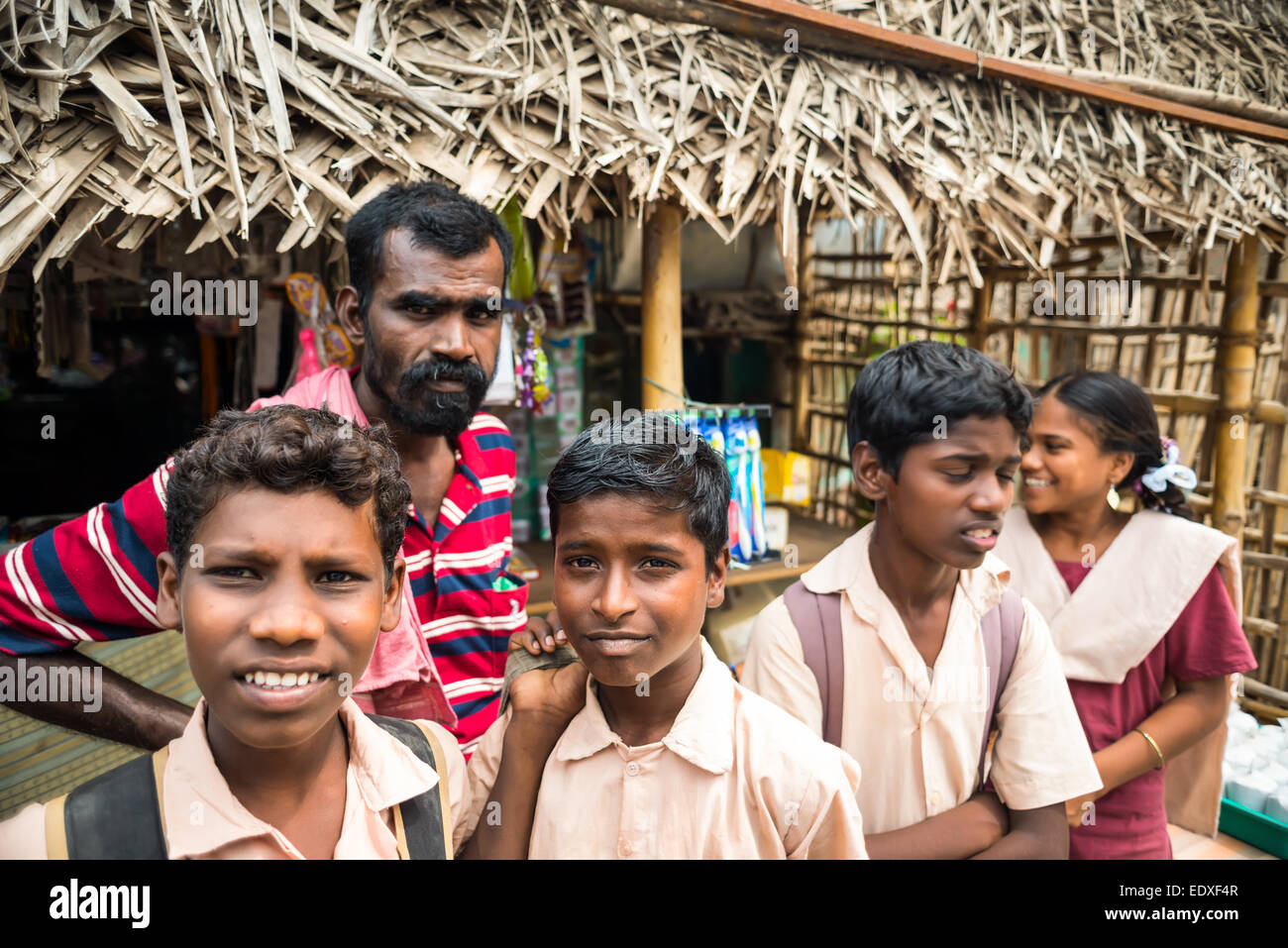 THANJAVUR, India - 13 febbraio: una scuola non identificato i bambini in uniforme per andare a casa dopo le lezioni a scuola. India, nello Stato del Tamil Nadu Foto Stock