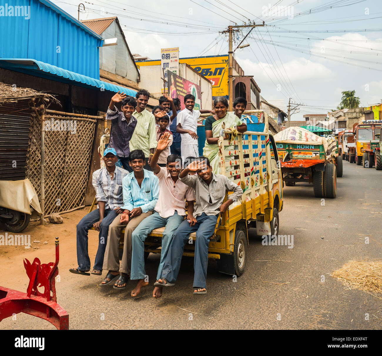 THANJAVOUR, India - 13 febbraio: Un uomini non identificati e la donna in sella a un carrello su una strada rurale nel traffico. India, nello Stato del Tamil Nadu, Foto Stock