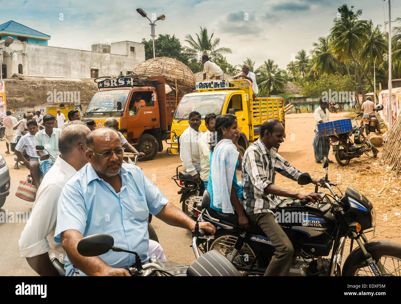 THANJAVOUR, India - 13 febbraio: Un indiano non identificato cavalieri cavalcano le motociclette su strada rurale. India, nello Stato del Tamil Nadu, vicino Thanjavour Foto Stock