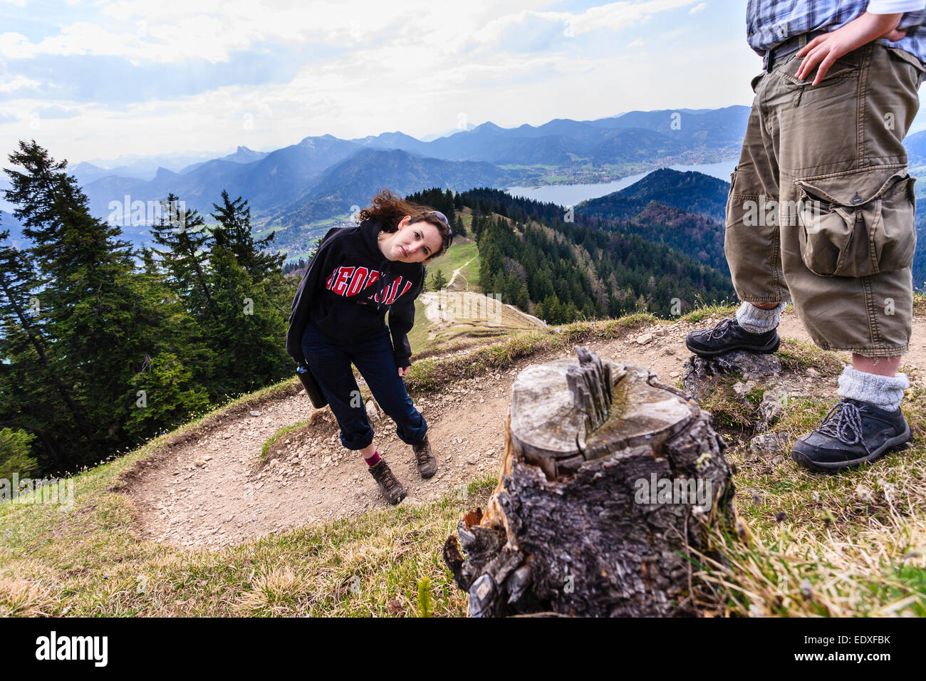 L uomo e la donna escursionismo nelle Alpi Bavaresi Foto Stock