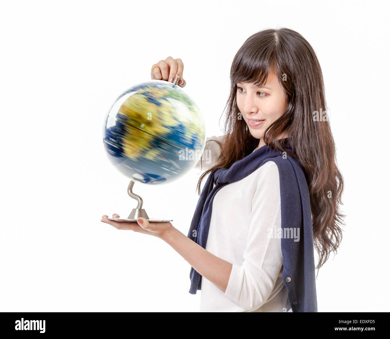 Femmina cinese con globo rotante del pianeta terra nelle sue mani Foto Stock