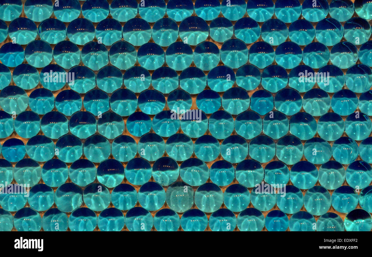 Questo riassunto di marmo di dimensioni di palline prodotte da un polimero colorfast che assorbe, memorizza e rilascia l'acqua fa anche un vistoso sfondo. Foto Stock