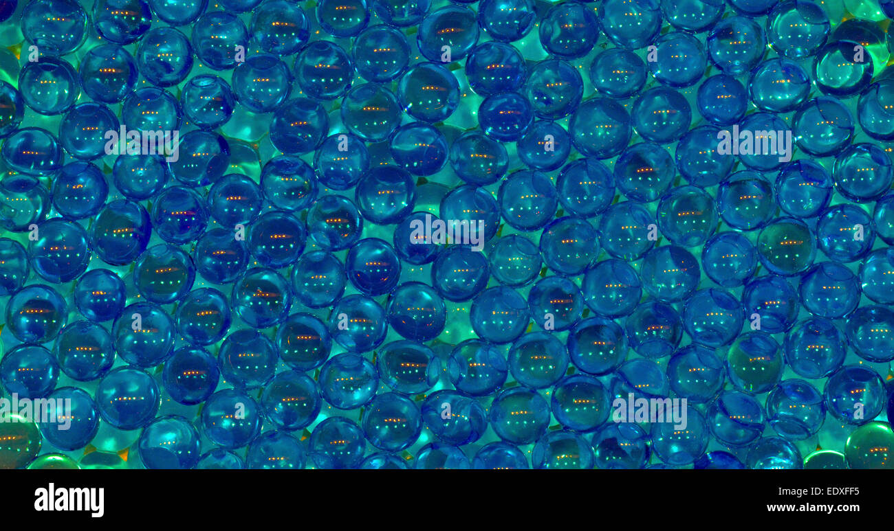 Questo riassunto di marmo di dimensioni di palline prodotte da un polimero colorfast che assorbe, memorizza e rilascia l'acqua fa anche un vistoso sfondo. Foto Stock