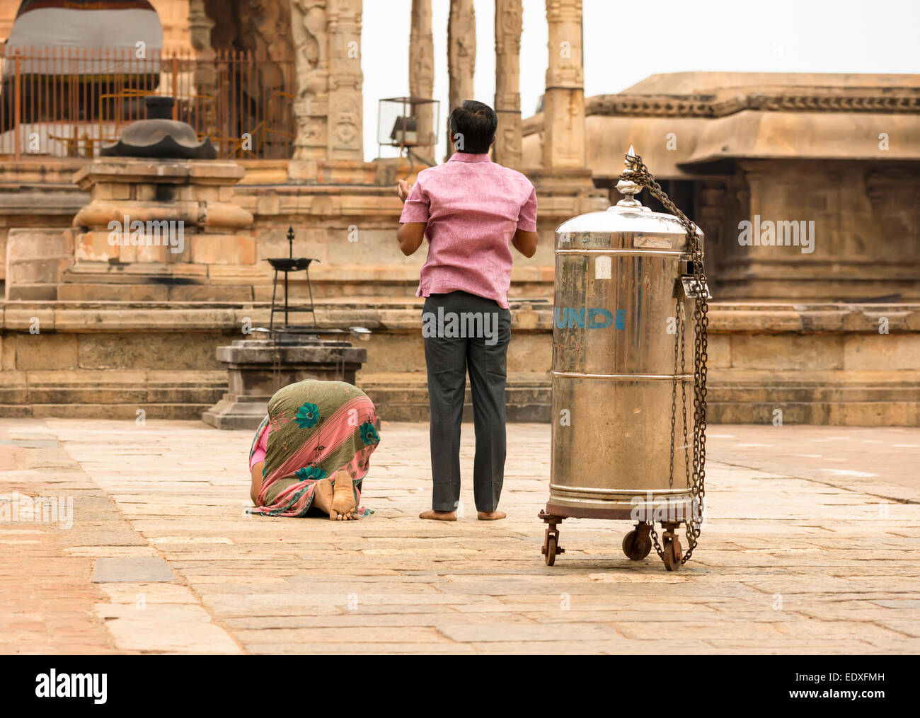 THANJAVUR, India - 14 febbraio: Indian l uomo e la donna che prega al tempio Brihadishwara. India, nello Stato del Tamil Nadu, Thanjavur. Febbraio 14, Foto Stock
