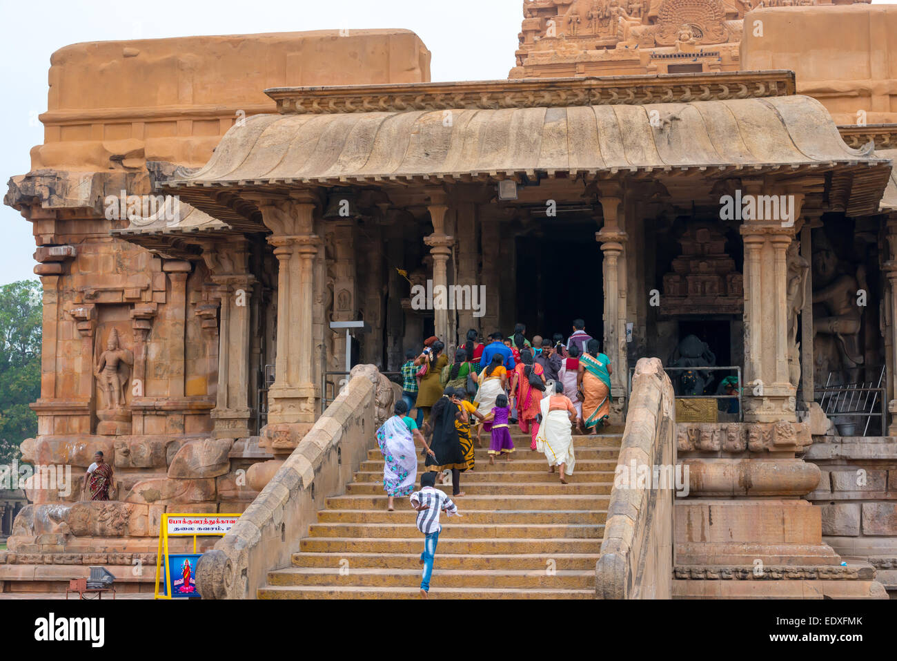 THANJAVOUR, India - 14 febbraio: un misterioso popolo indiano eseguire salire al Brihadeeswarar tempio indù, ascolta la campana ringin Foto Stock
