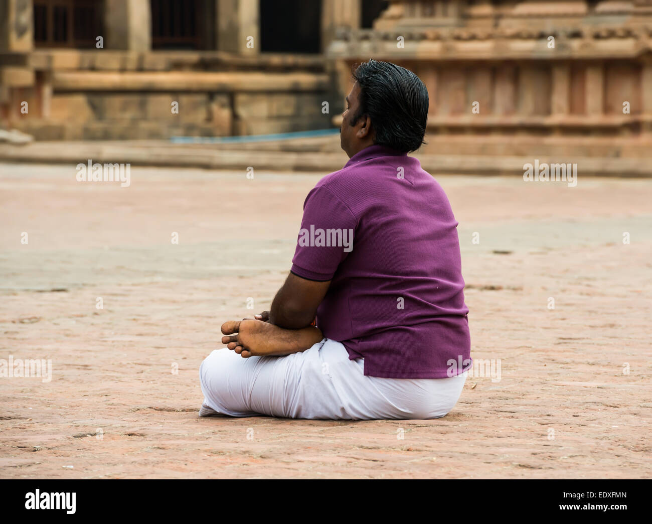 THANJAVOUR, India - 14 febbraio: Un indiano non identificato uomo si siede in Brihadeeswarar tempio indù. India, nello Stato del Tamil Nadu, Thanjavour. Foto Stock