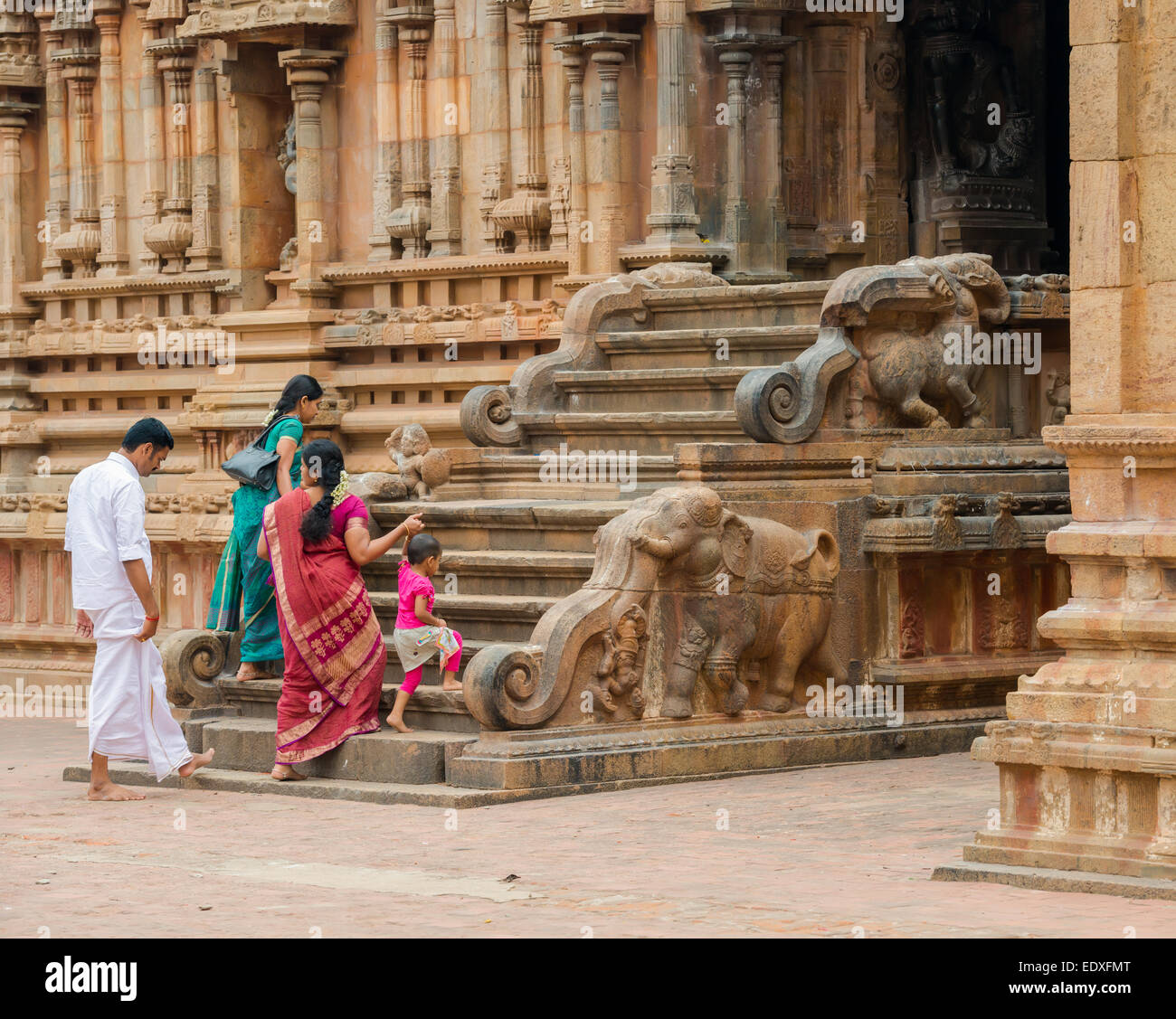 THANJAVOUR, India - 14 febbraio: un misterioso popolo indiano in costumi nazionali immettere la Brihadeeswarar tempio indù. India Foto Stock