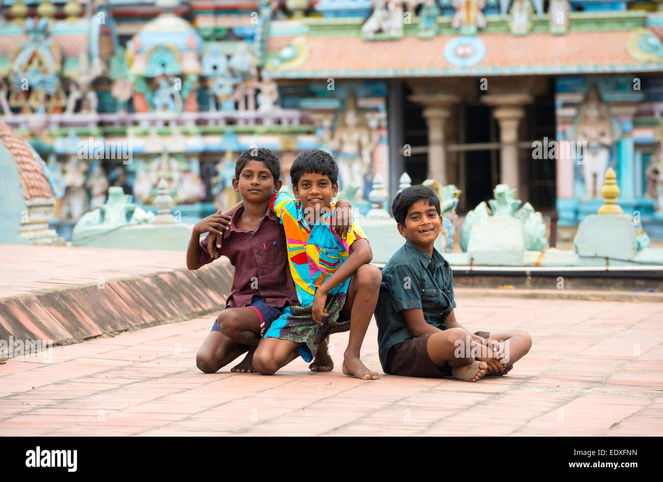 THANJAVOUR, India - 14 febbraio: Un non ben identificato i ragazzi erano seduti sul tetto del Brihadeeswarar tempio indù. India, Tamil Foto Stock