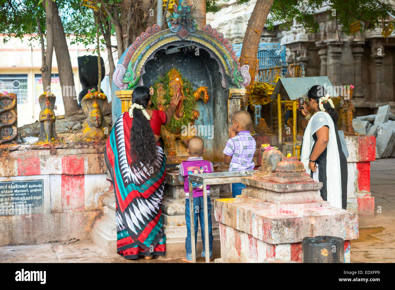 MADURAI, India - 16 febbraio: un ragazzo non identificato e la donna nel tradizionale abito indiano salvataggio sono azioni rituali. India, Ta Foto Stock