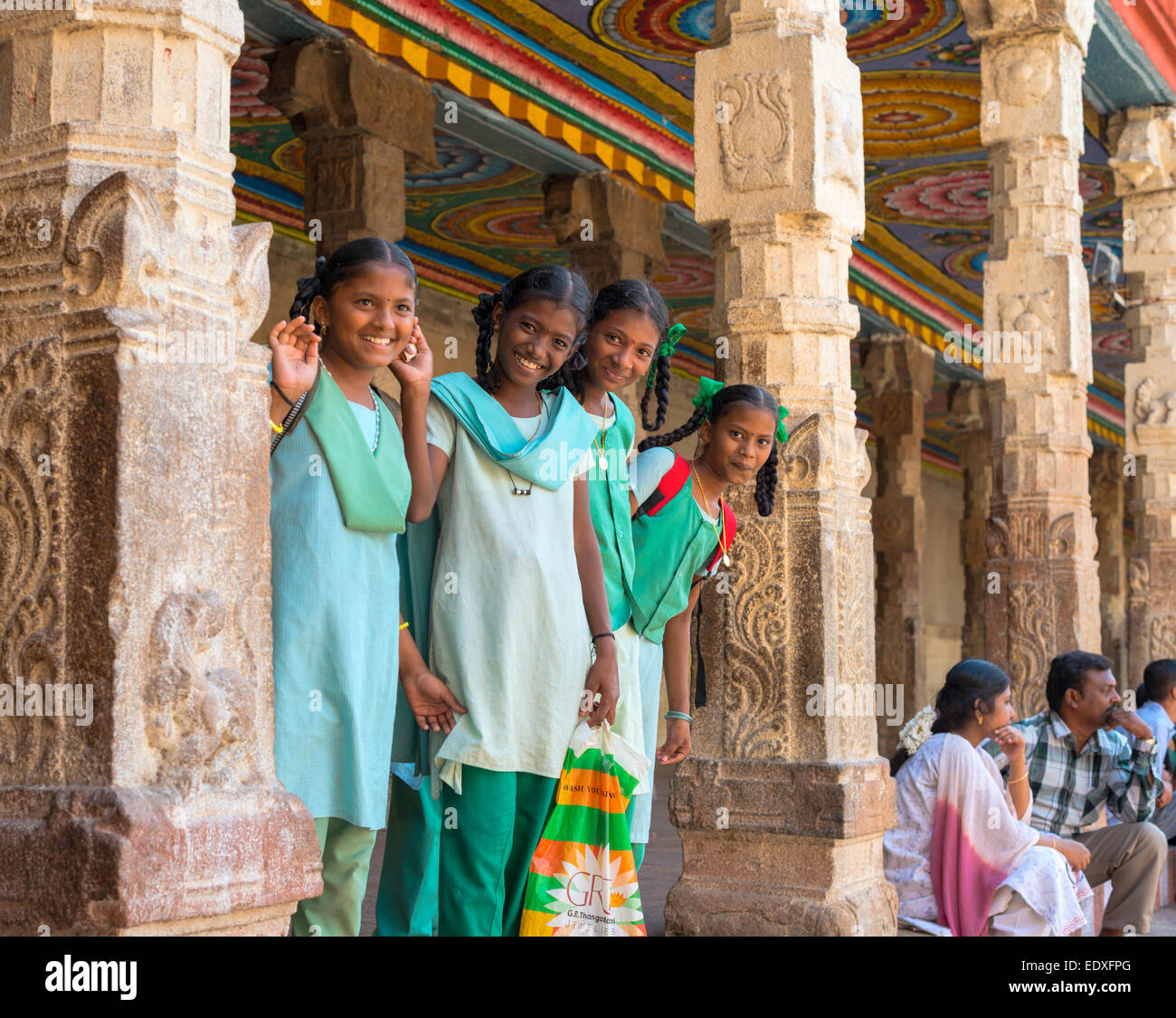 MADURAI, India - 16 febbraio: Un sorriso non identificato da studentessa in uniforme sono in piedi in Sri Meenakshi Amman Tempio. India, T Foto Stock