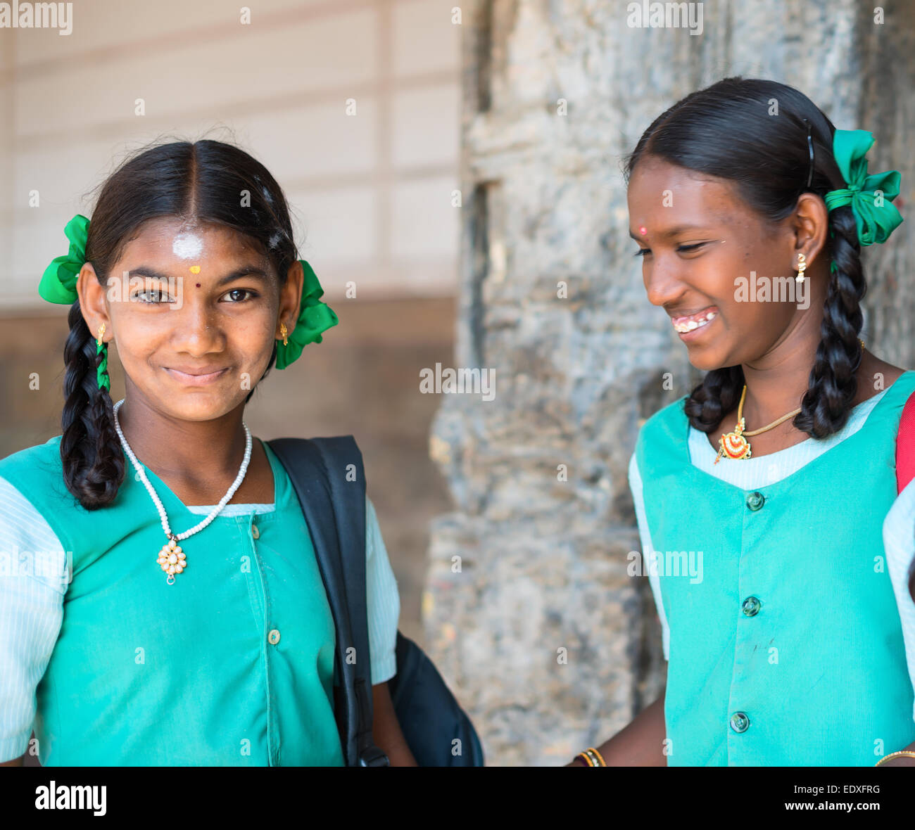 MADURAI, India - 16 febbraio: un misterioso sorridente ragazza in uniforme scolastica sono in piedi in Sri Meenakshi Amman Tempio. L'India, Foto Stock