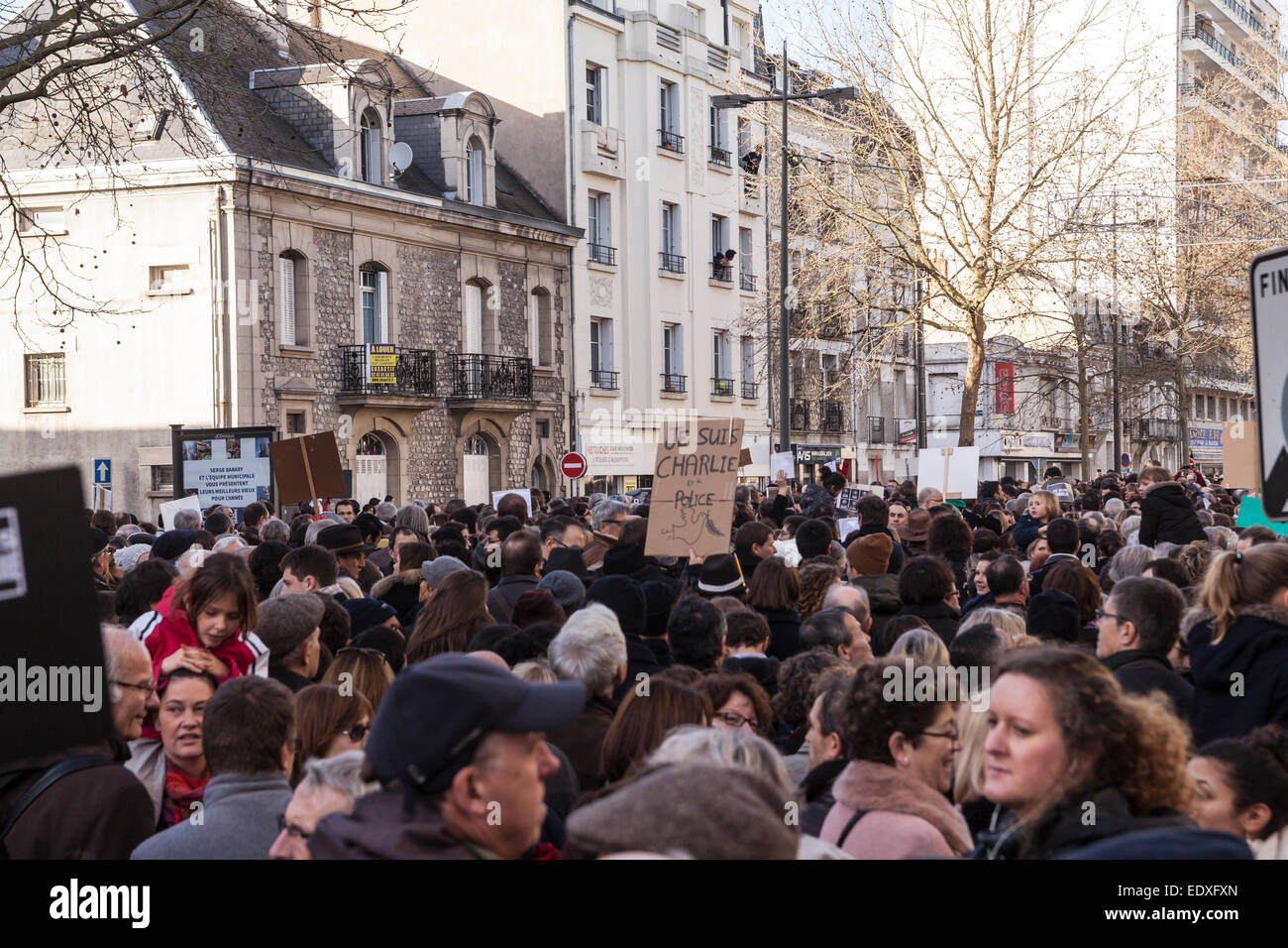 Tours, Francia. 11 gennaio, 2015. Le persone che frequentano una marcia per la pace a Tours in memoria di fumettisti; i membri della polizia e del pubblico che sono stati uccisi dai terroristi in Parigi, Tours, Francia. Credito: Julian Elliott/Alamy Live News Foto Stock