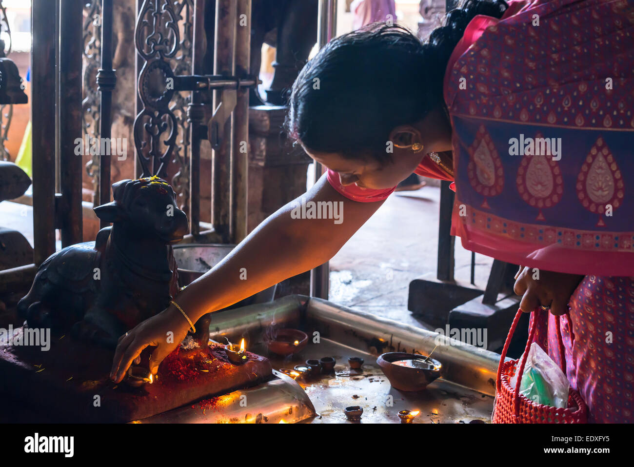 MADURAI, India - 16 febbraio: una donna non identificato commette azioni rituali presso Sri Meenakshi Amman Tempio. India, nello Stato del Tamil Nadu, Mad Foto Stock