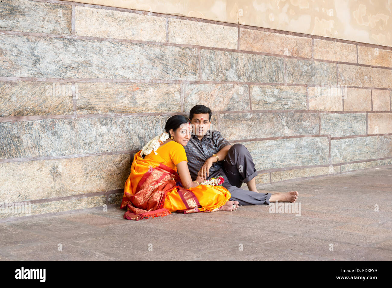 MADURAI, India - 16 febbraio: un giovane non identificato l uomo e la donna sono seduti sul pavimento dello Sri Meenakshi Amman Tempio. L'India, Foto Stock