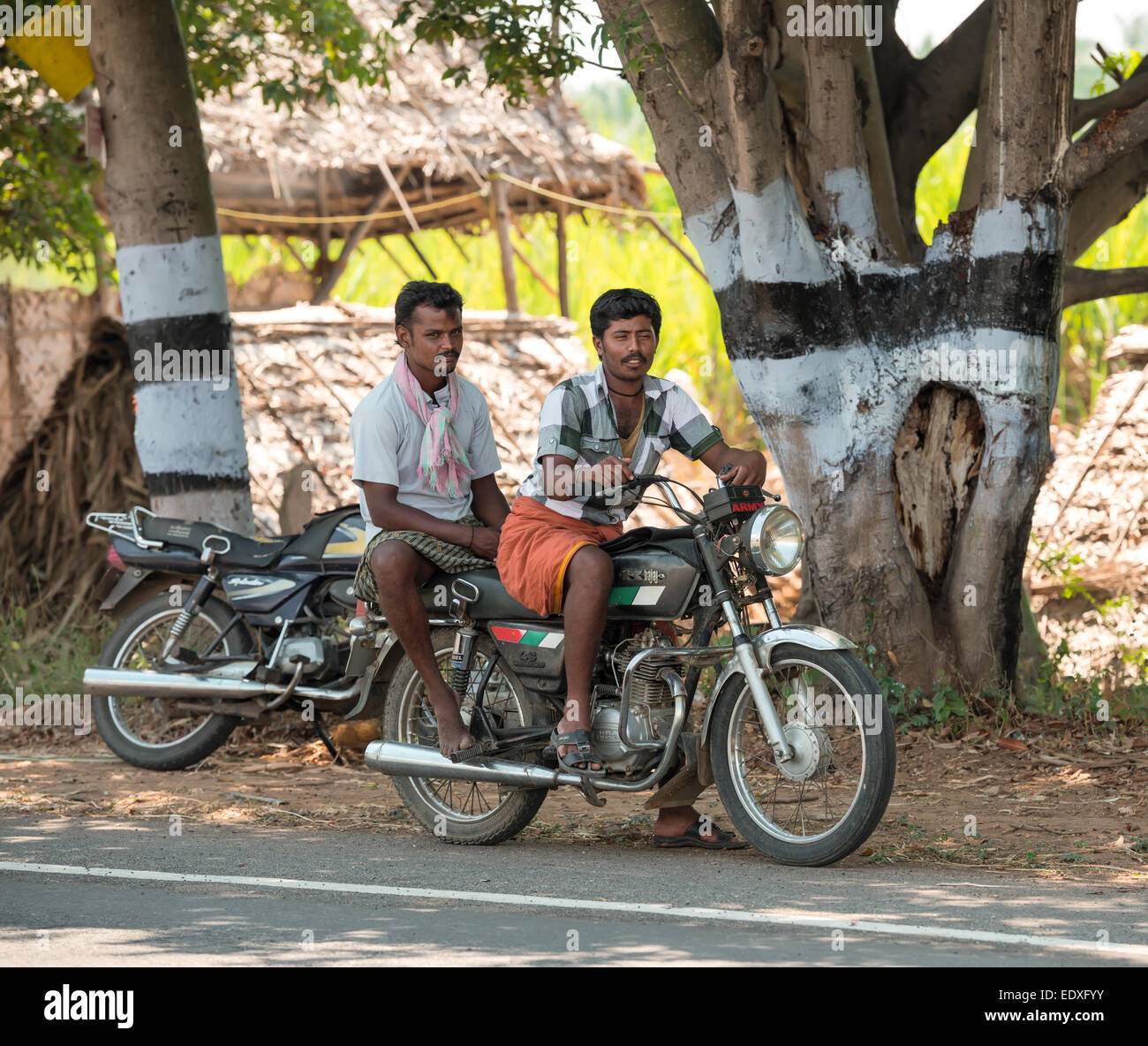 MADURAI, India - 17 febbraio: Un uomini non identificati sono seduti sulla bici su strada. India, nello Stato del Tamil Nadu, nei pressi di Madurai. Febr Foto Stock