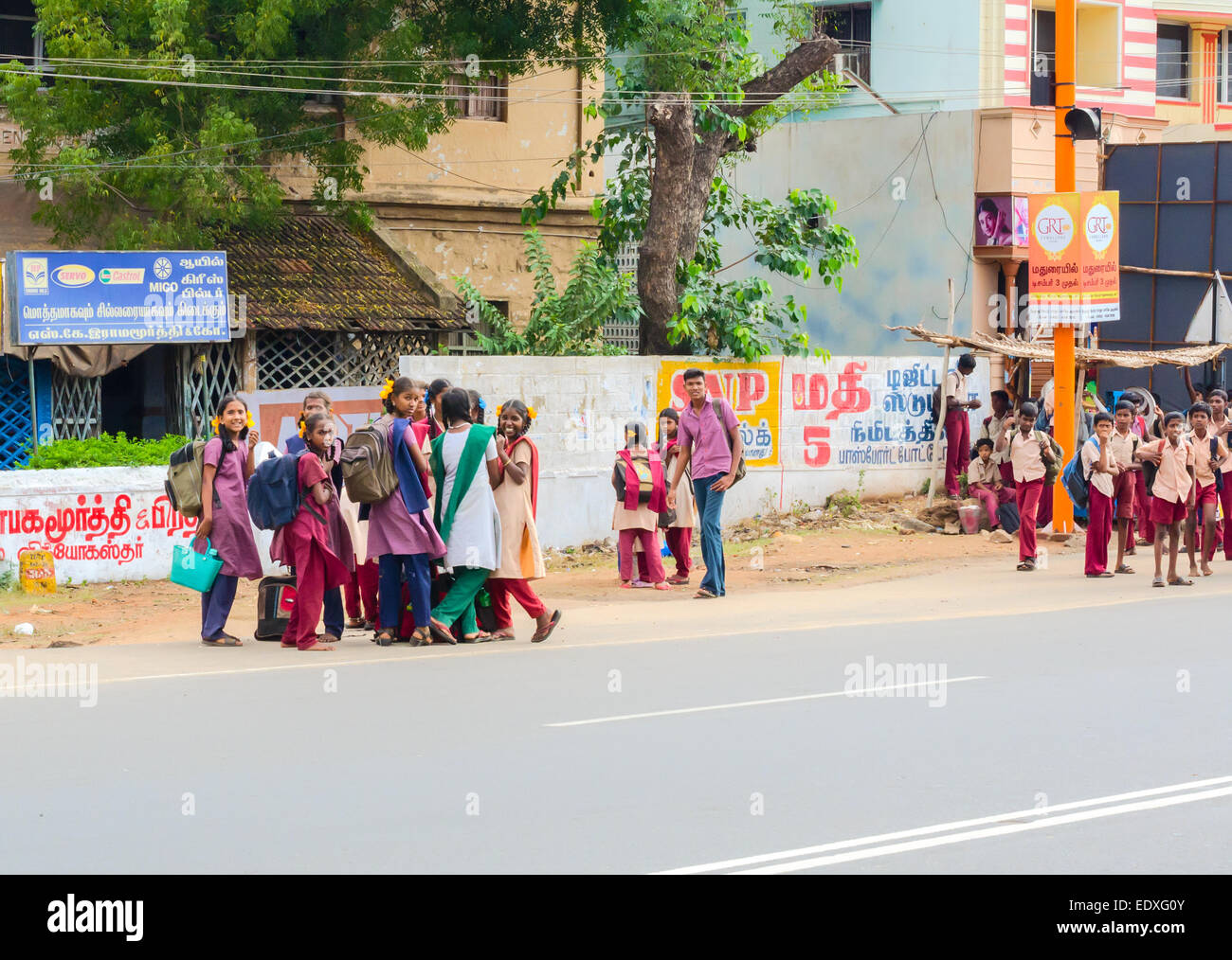 MADURAI, India - 15 febbraio: Un non ben identificato le ragazze ed i ragazzi in uniforme scolastica sono in piedi sul bordo della strada. India, nello Stato del Tamil Nadu, Foto Stock