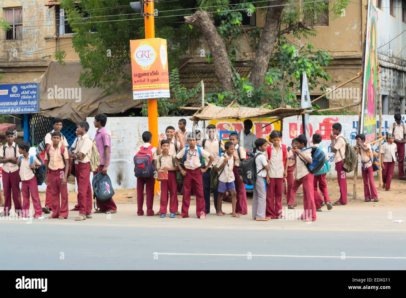MADURAI, India - 15 febbraio: Un non ben identificato i ragazzi in uniforme scolastica sono in piedi sul bordo della strada. India, nello Stato del Tamil Nadu, Madurai. F Foto Stock