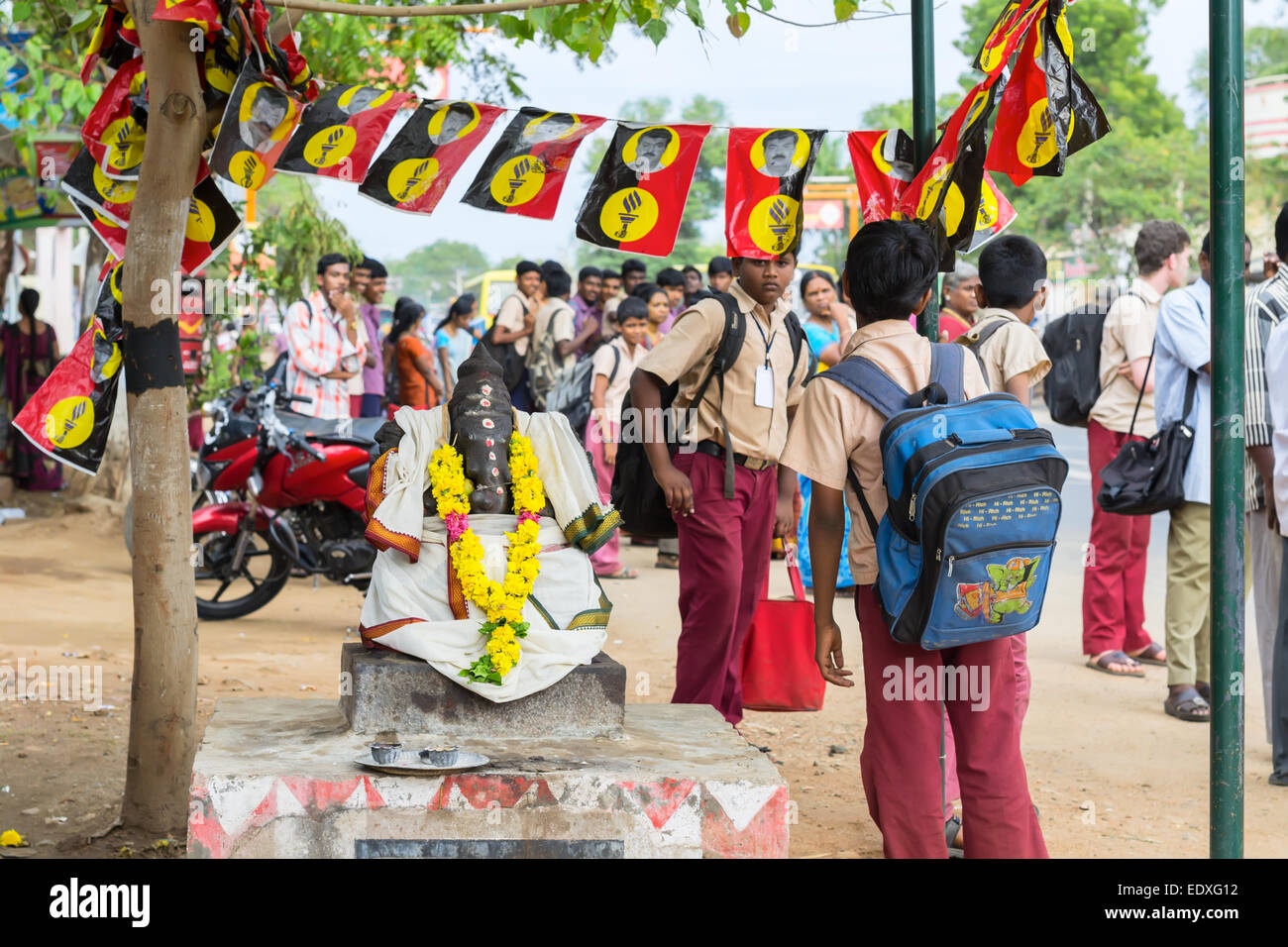 MADURAI, India - 15 febbraio: Un non ben identificato gli studenti in uniforme scolastica sono in piedi accanto a scultura di Ganesha. India, Tamil Na Foto Stock
