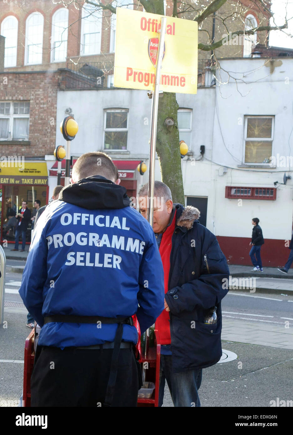 Match Day all'Arsenal Football Club Emirates Stadium, Londra - programma ufficiale venditore Foto Stock