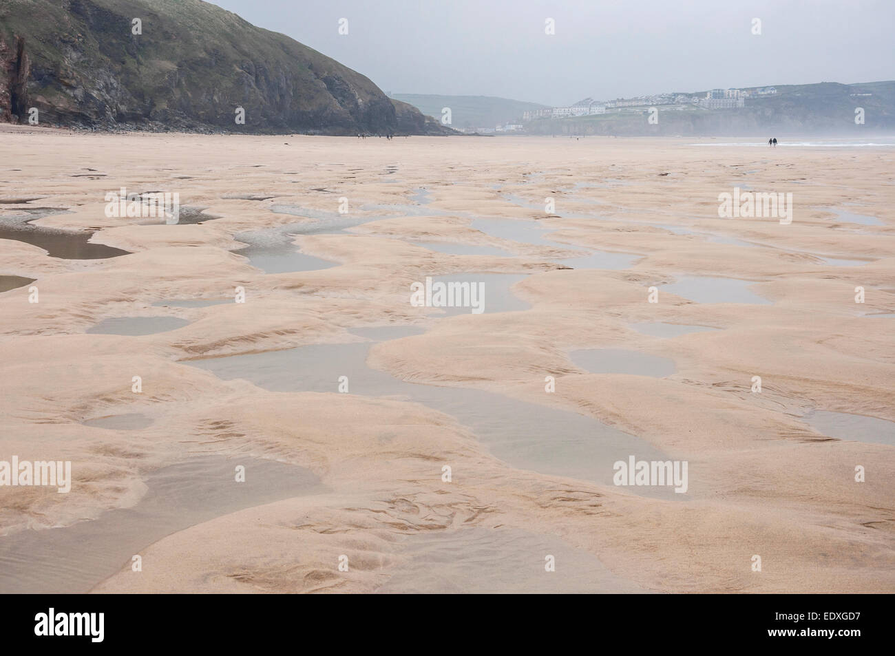 Vasta distesa di sabbia e acqua a Perranporth beach in Cornovaglia. Guardando indietro verso le scogliere e il villaggio. Foto Stock