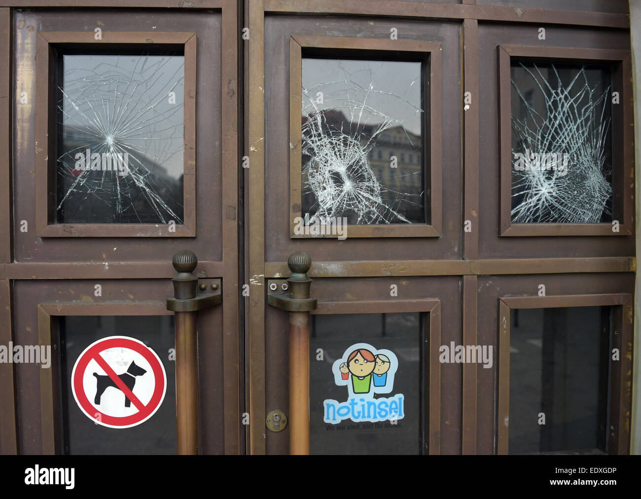 Berlin Neukoelln, Germania. Xi gen, 2015. Impatti di pietra può essere visto sulla entrata principale del municipio in Berlin Neukoelln, Germania, 11 gennaio 2015. Decine di persone hanno lasciato le loro segni sul Karl-Marx-Street, presso il municipio, il tribunale di contea, su due banche e diversi negozi durante la sera del 10 gennaio 2015. I vandali hanno lanciato sassi e sacchetti di vernice. Foto: RAINER JENSEN/dpa/Alamy Live News Foto Stock