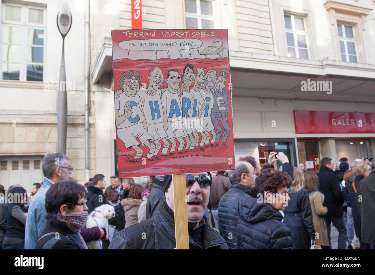 Tours, Francia. 11 gennaio, 2015. Una targhetta a sostegno della marcia per la pace a Tours in memoria di fumettisti; i membri della polizia e del pubblico che sono stati uccisi dai terroristi in Parigi, Tours, Francia. Credito: Julian Elliott/Alamy Live News Foto Stock