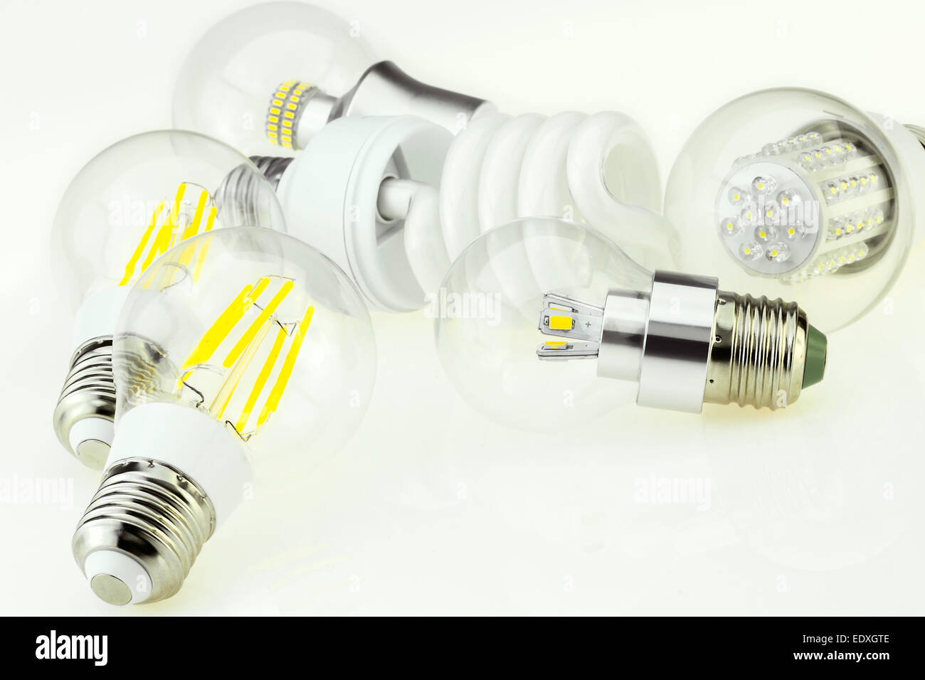 Eco E27 lampadina con diversi chip LED e lampada fluorescente compatta Foto Stock