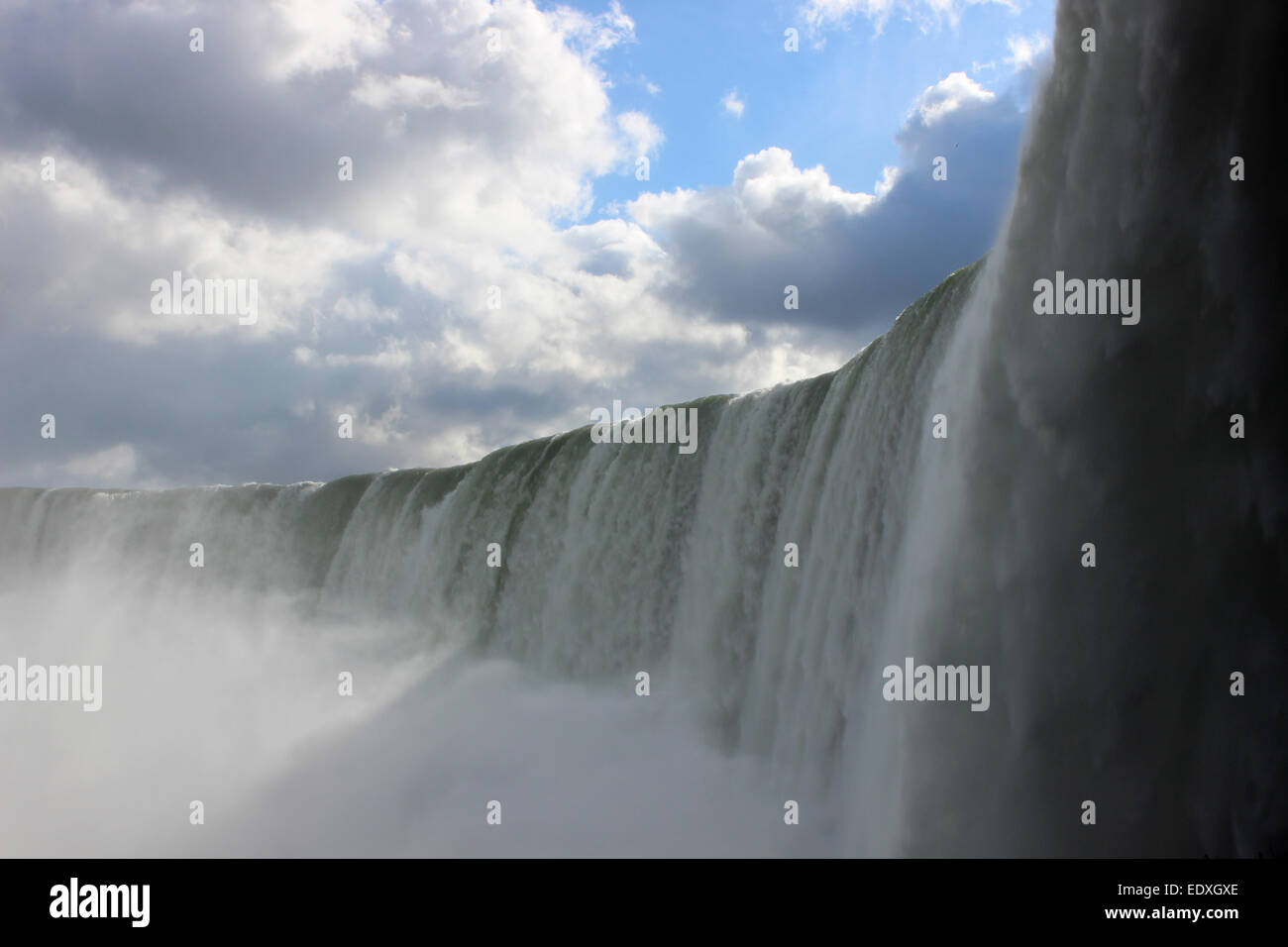 Lato della grande discesa nelle fredde acque del Niagara Falls durante una mattina blu in Canada Foto Stock