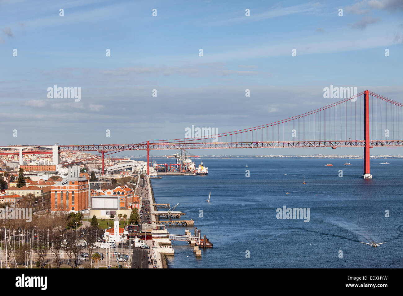 La città di Lisbona in Portogallo, la passeggiata lungo il fiume Tago e 25 de Abril Bridge. Foto Stock