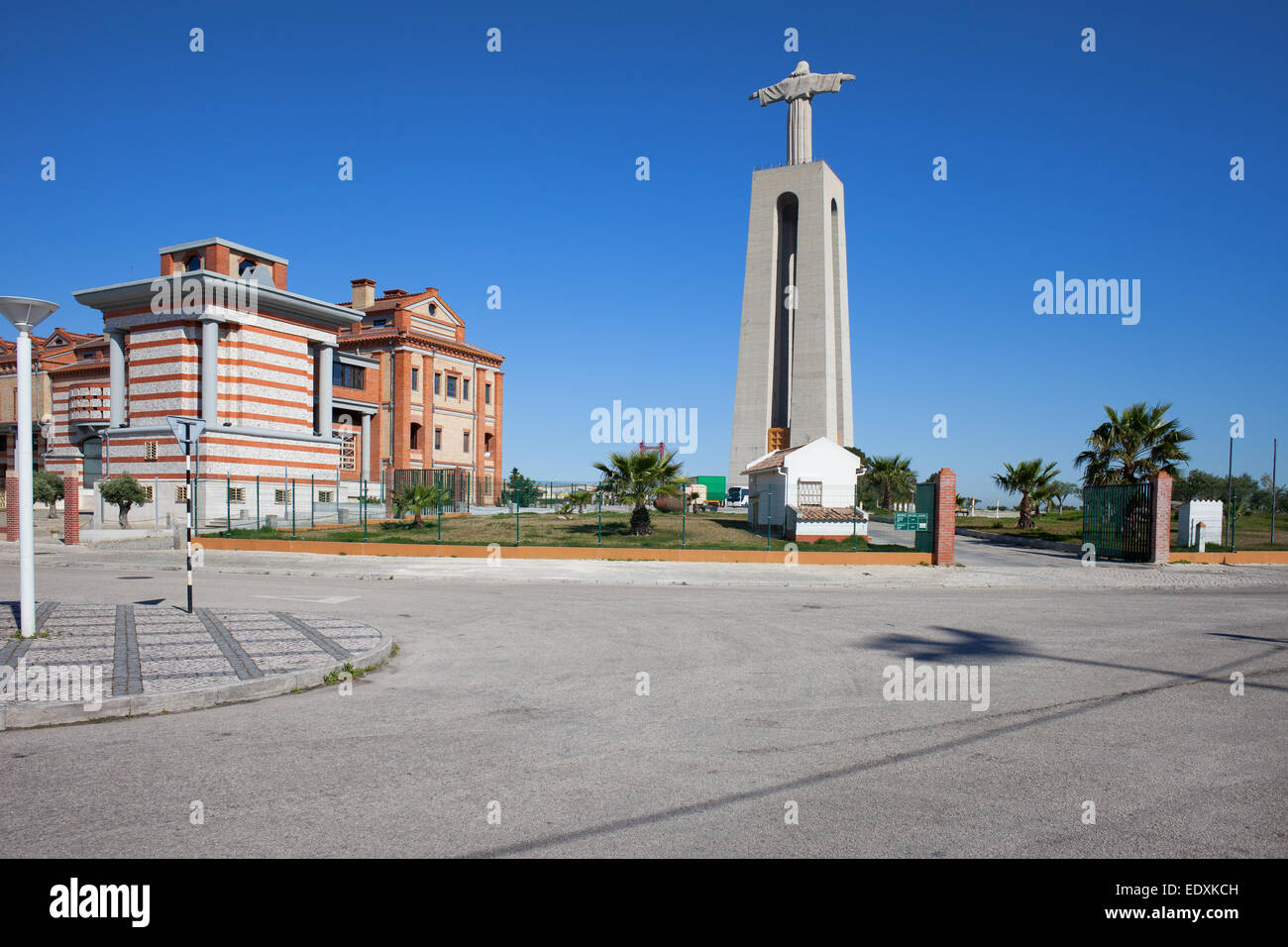 Cristo Re (Portoghese: Cristo Rei) monumento di Almada, Portogallo. Ingresso al Santuario Nazionale di Cristo Re. Foto Stock