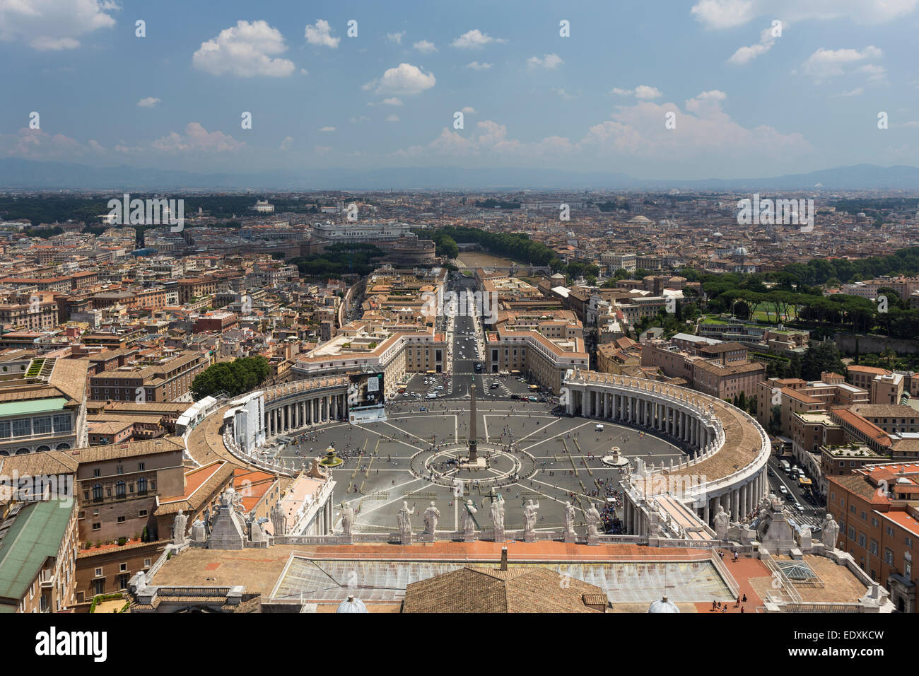 Piazza San Pietro (Piazza San Pietro) dalla Basilica di San Pietro (Basilica di San Pietro in Vaticano), Città del Vaticano Foto Stock